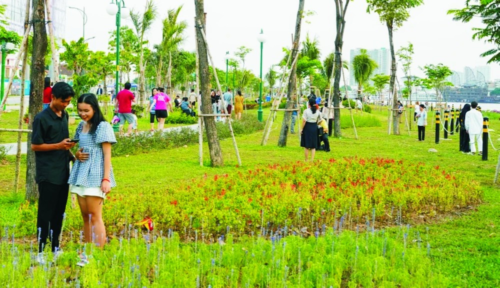 在日益酷热的天气下，本市需要开辟更多绿树公园。