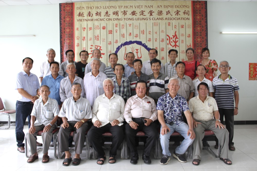 郡领导与梁氏宗祠诸位理监事会和宗亲合照留念。