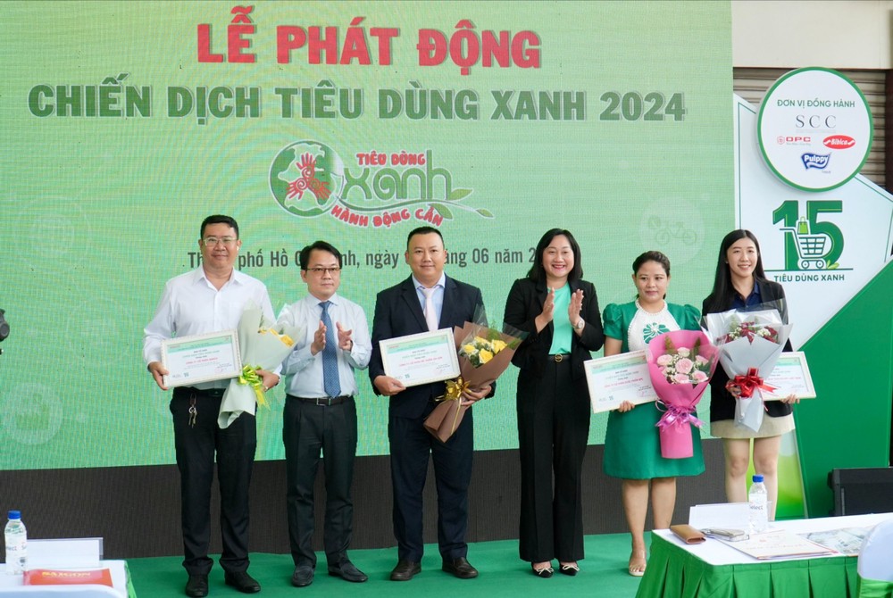 组委会赠送鲜花致谢参加活动单位。(图:黄雄)