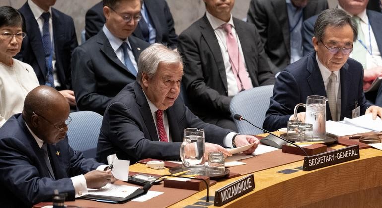 联合国秘书长古特雷斯(中)在联合国安理会网络安全高级别公开辩论会上发言。