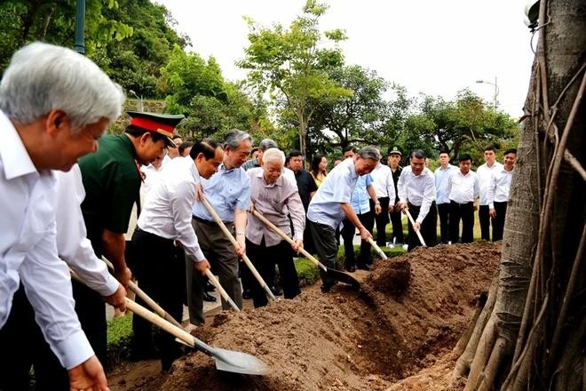 阮富仲总书记2023年8月与中国驻越大使熊波等代表共同种下纪念树。(图:越通社) cay-da-huu-nghi-9289.jpg.webp