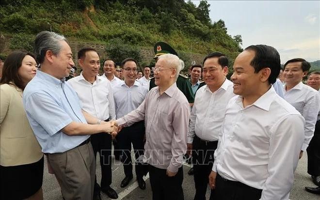 阮富仲总书记在友谊关口岸与熊波大使亲切握手。(图:越通社) ds-tq-1351.jpg.webp