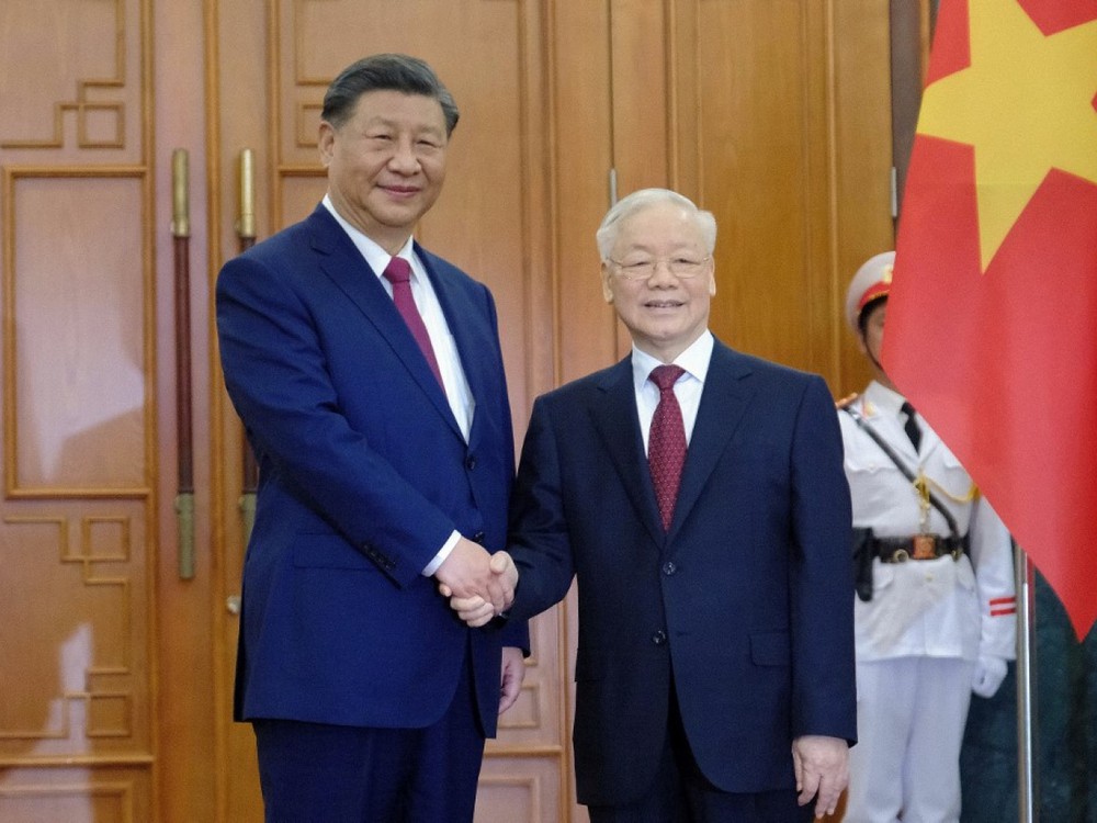 习近平去年12月到访河内期间,与阮富仲会面。(法新社资料图片)