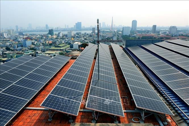 屋顶太阳能发电系统获岘港市的中部电力总公司办事处安装并投入运营。