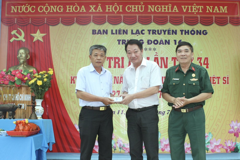 茶山庆云南院住持周华邦(中)向第十六团传统联络处移交6000万元建“同队屋”经费。