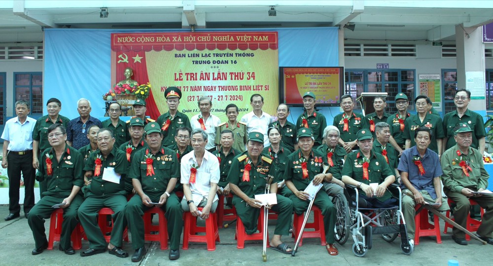 第十六团传统联络处向荣军赠送礼物。 z5672741023709_d8597209bceb3724739b4d49efc38eb8.jpg