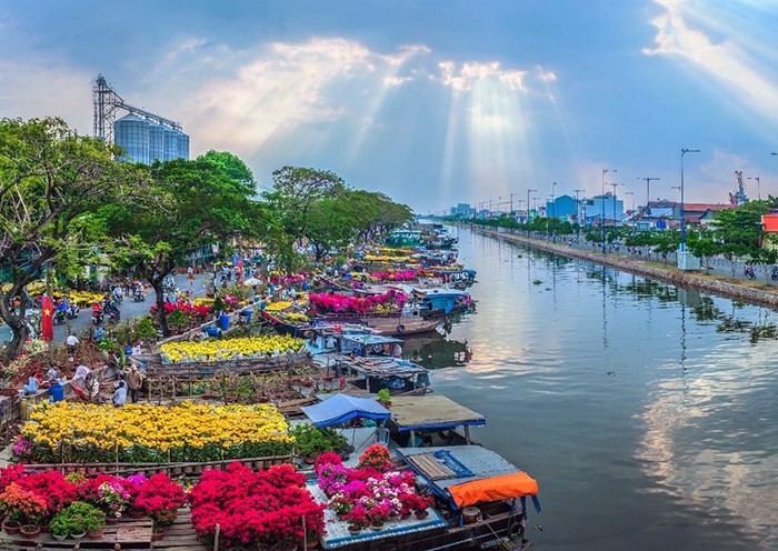 第八郡岸上船下空间已成为本市独一无二的春花市。