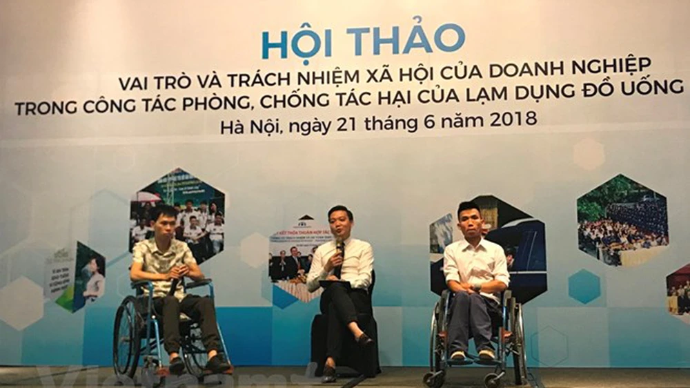 Các tình nguyện viên chia sẻ những bài học đắt giá từ việc lạm dụng rượu, bia, đồ uống có cồn. Ảnh: Vietnam+