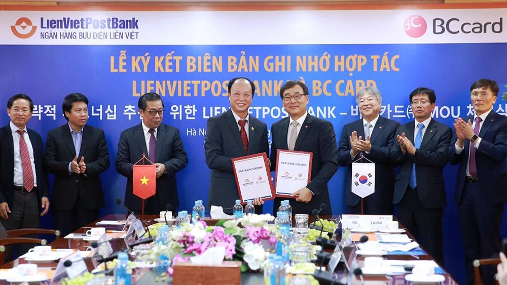 Đại diện LienVietPostBank và BC Card tại lễ kỹ kết