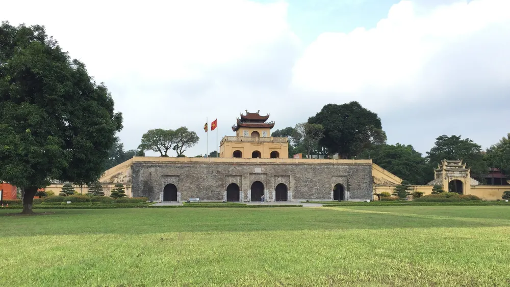 Di tích lịch sử bị vấy bẩn ở Hà Nội ảnh 1