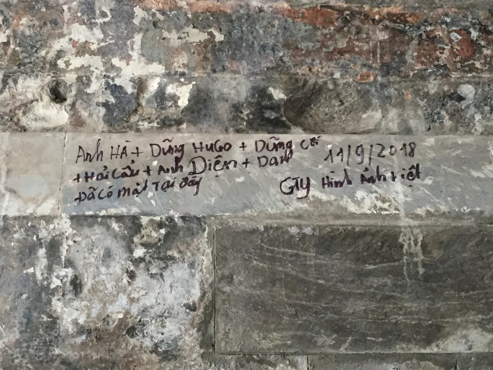 Di tích lịch sử bị vấy bẩn ở Hà Nội ảnh 2