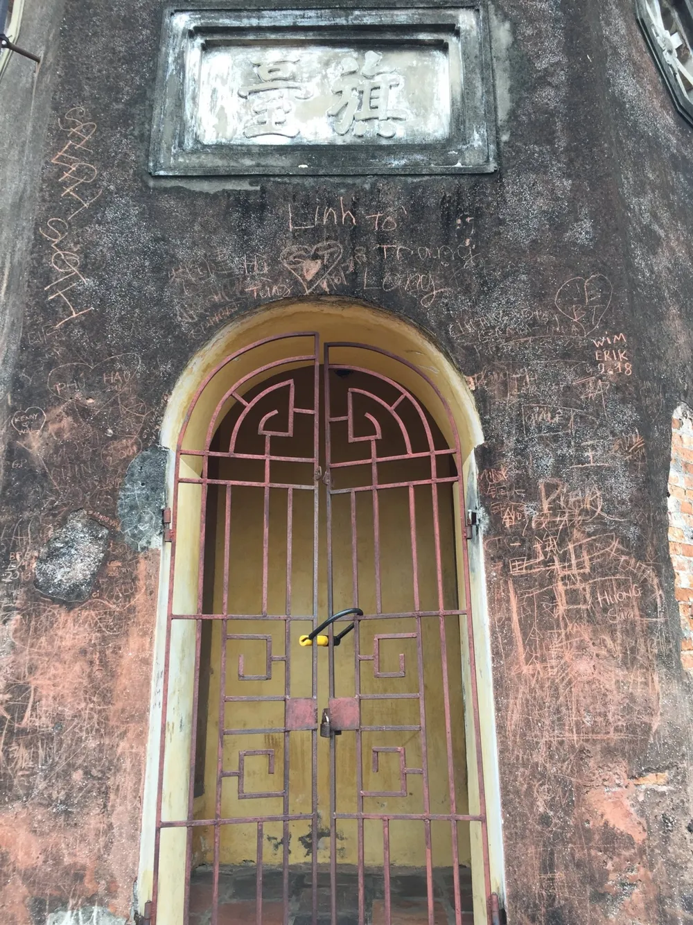 Di tích lịch sử bị vấy bẩn ở Hà Nội ảnh 4