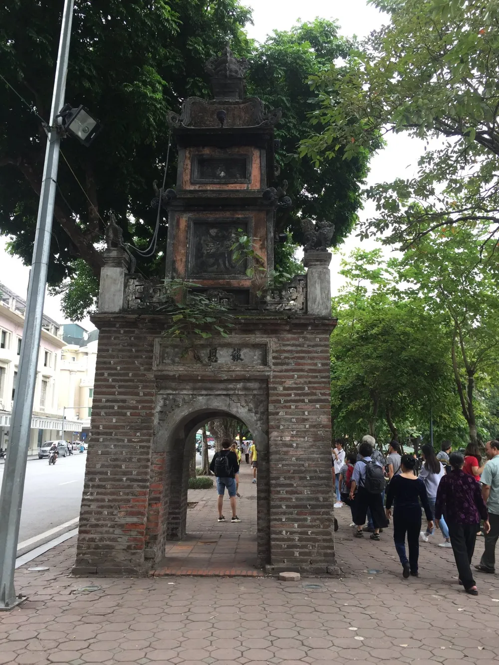 Di tích lịch sử bị vấy bẩn ở Hà Nội ảnh 7