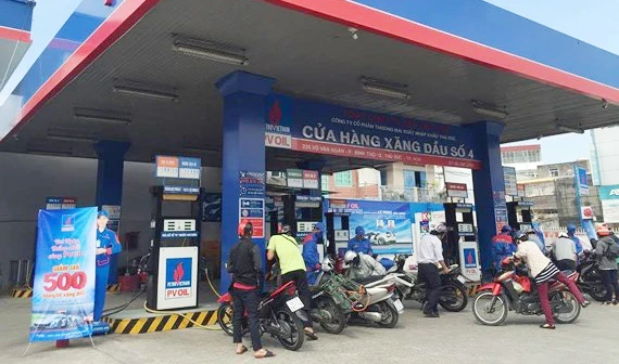 Giá xăng tăng mạnh 1.377 đồng/lít