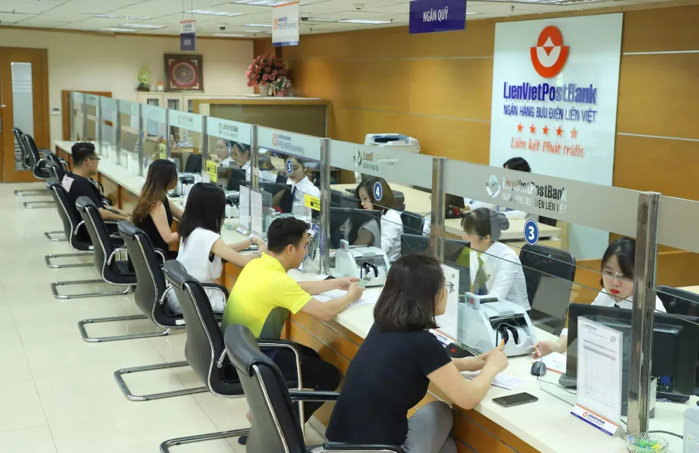 Khách hàng giao dịch tại LienVietPostBank