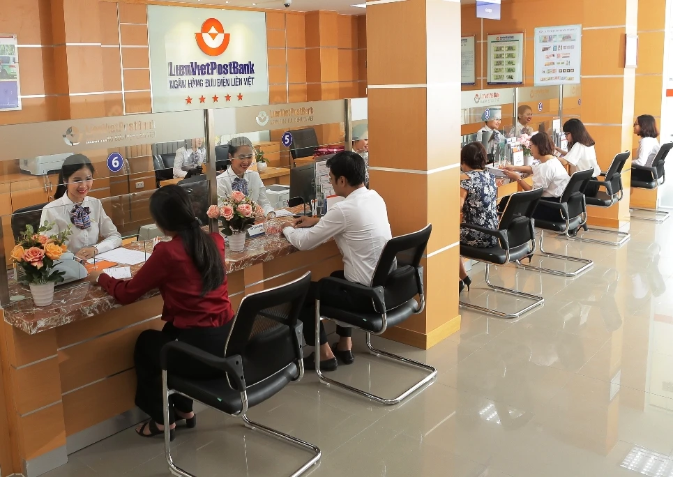 Khách hàng giao dịch tại LienVietPostBank