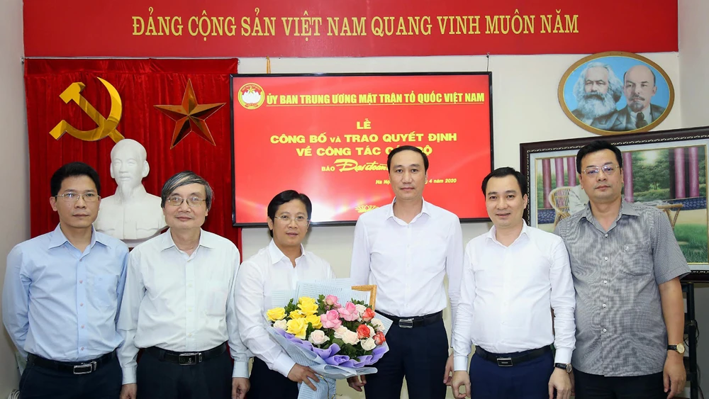 Ông Phùng Khánh Tài cùng lãnh đạo một số ban, đơn vị thuộc cơ quan Ủy ban Trung ương MTTQ Việt Nam chúc mừng nhà báo Lê Anh Đạt. Ảnh: KỲ ANH