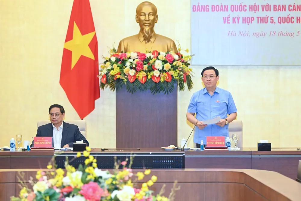 Chủ tịch Quốc hội Vương Đình Huệ và Thủ tướng Phạm Minh Chính đồng chủ trì hội nghị. Ảnh VIẾT CHUNG