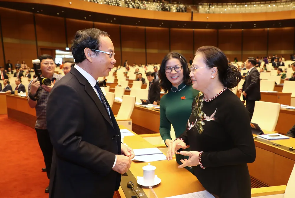 Bí thư Thành ủy TPHCM Nguyễn Văn Nên trao đổi với nguyên Chủ tịch Quốc hội Nguyễn Thị Kim Ngân tại phiên khai mạc kỳ họp thứ 5, Quốc hội khóa XV, sáng 22-5. Ảnh: QUANG PHÚC