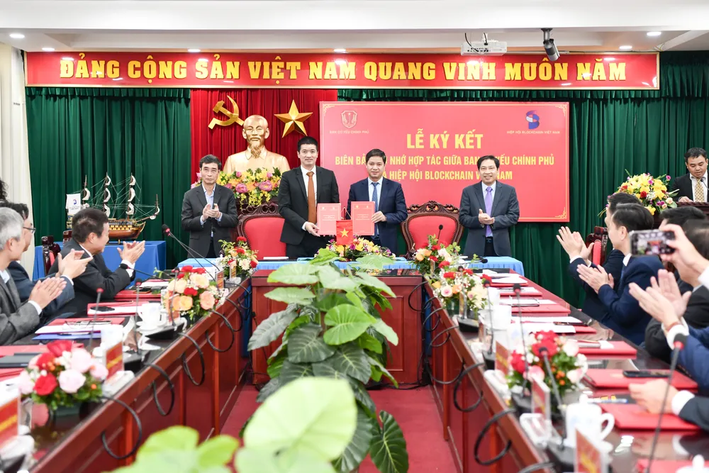 Đại diện lãnh đạo Ban Cơ yếu Chính phủ và Hiệp hội Blockchain Việt Nam ký biên bản ghi nhớ hợp tác Đại diện lãnh đạo Ban Cơ yếu Chính phủ và Hiệp hội Blockchain Việt Nam ký biên bản ghi nhớ hợp tác
