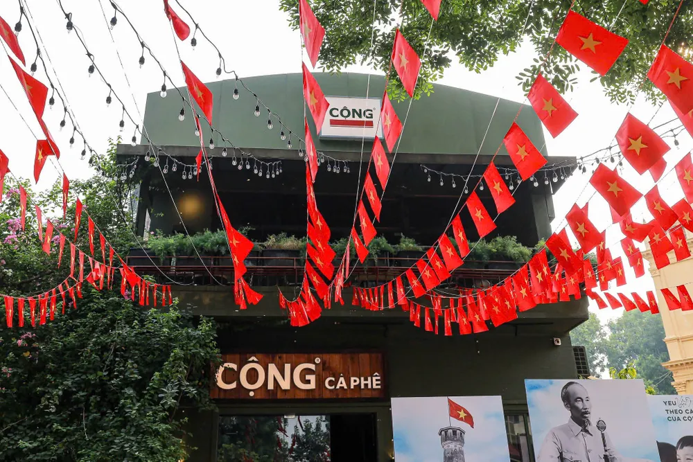 Quán cà phê cũng được trang hoàng rực rỡ bằng cờ Tổ quốc Anh 12.jpg