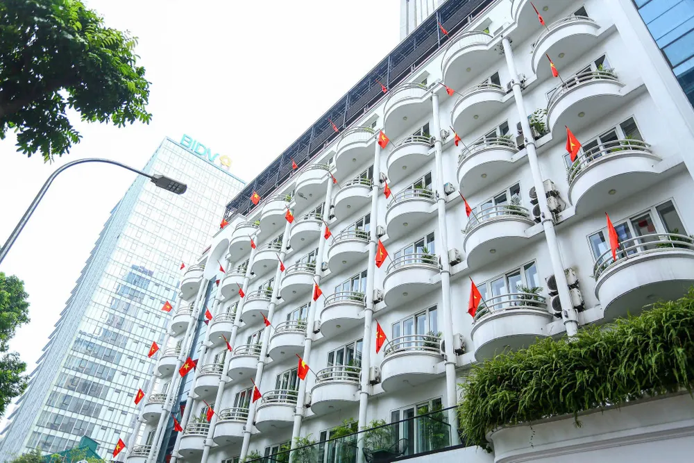 Cờ được treo tại các khu chung cư trên địa bàn Anh 3.jpg