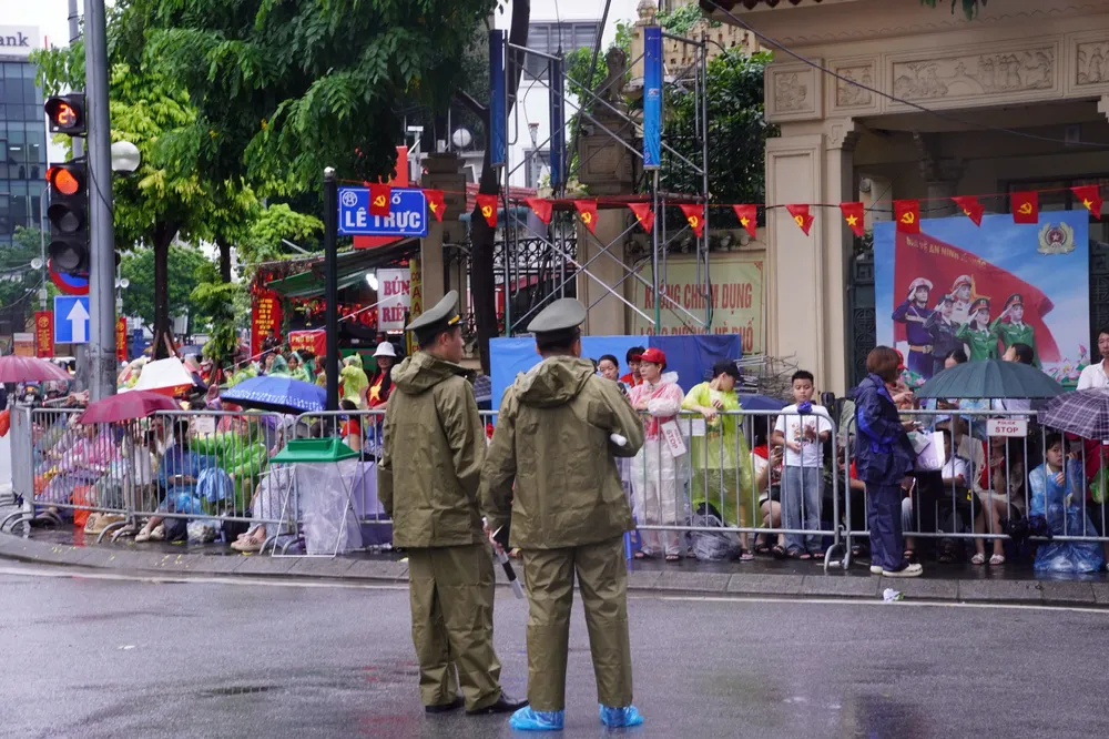 Có hiện tượng cho thuê ghế ngồi xem sơ duyệt diễu binh, diễu hành giá 100.000 đồng/ghế ảnh 12 Có hiện tượng cho thuê ghế ngồi xem sơ duyệt diễu binh, diễu hành giá 100.000 đồng/ghế ảnh 12