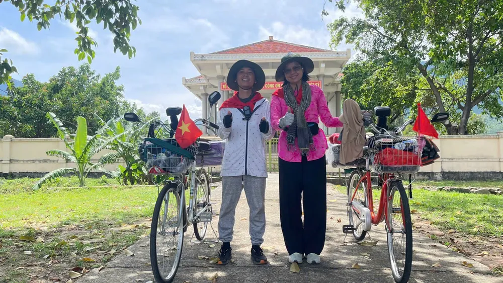 Chị Hồ Ngọc Thùy và anh Trương Quang Thái thăm nhà bia tưởng niệm liệt sĩ ở Hà Tĩnh 8810f1771f31946fcd20-6575-7742.jpg