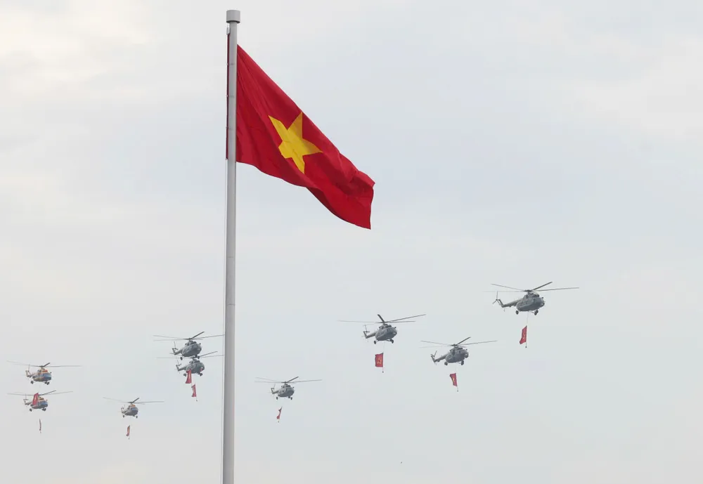 ក្រុមឧទ្ធម្ភាគចក្រហោះពីលើឆាក។ រូបថត៖ QUANG PHUC Biên đội trực thăng bay qua lễ đài. Ảnh: QUANG PHÚC