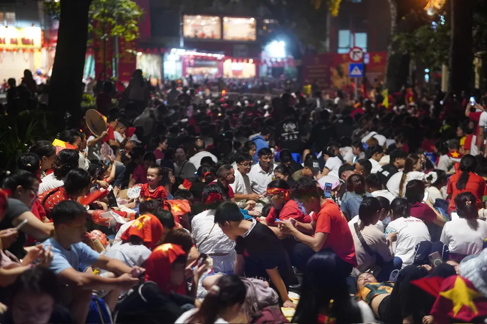 នៅម៉ោង 9:05 យប់ មនុស្សបានសម្រាកនៅចិញ្ចើមផ្លូវ Tran Phu - Hoang Dieu។ រូបថត៖ ទៀន គឿង 1000039125.jpg