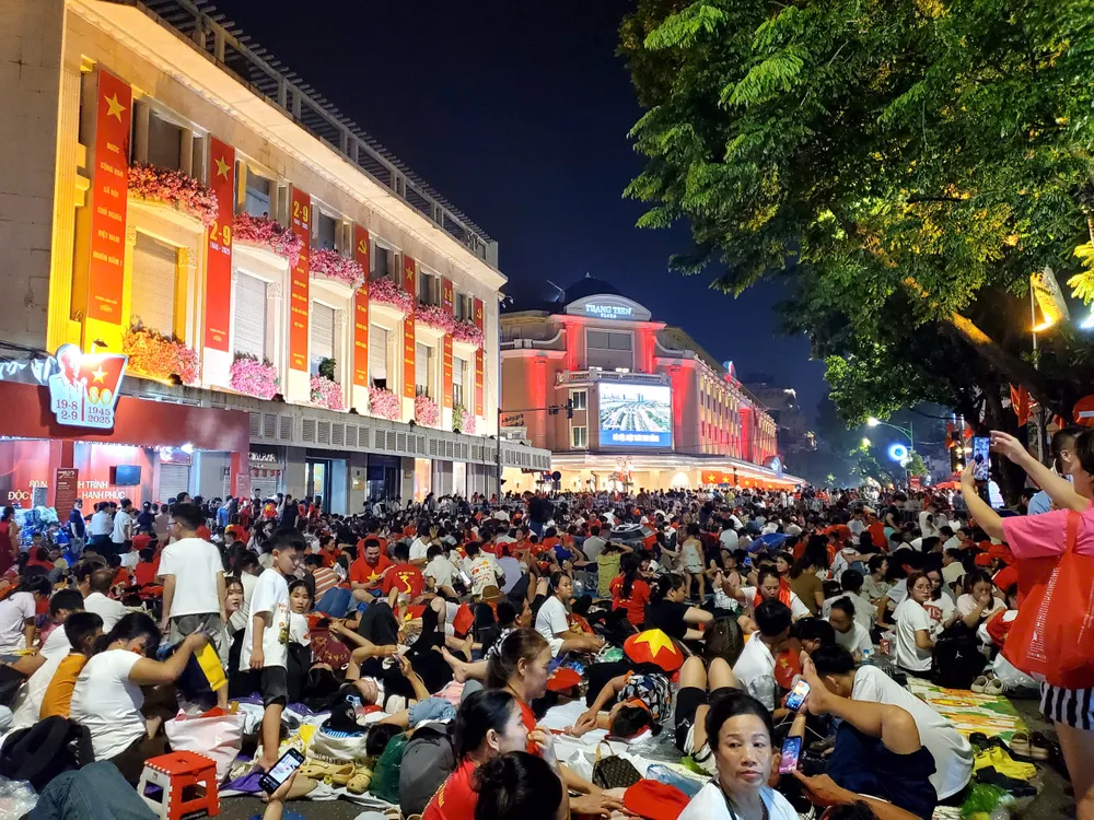 បរិយាកាសនៅបឹង Hoan Kiem នៅម៉ោង 8:30 យប់ មនុស្សម្នាកំពុងអង្គុយនៅលើផ្លូវ Dinh Tien Hoang - Hang Khay។ រូបថត៖ HA NGUYEN Bờ Hồ.jpg