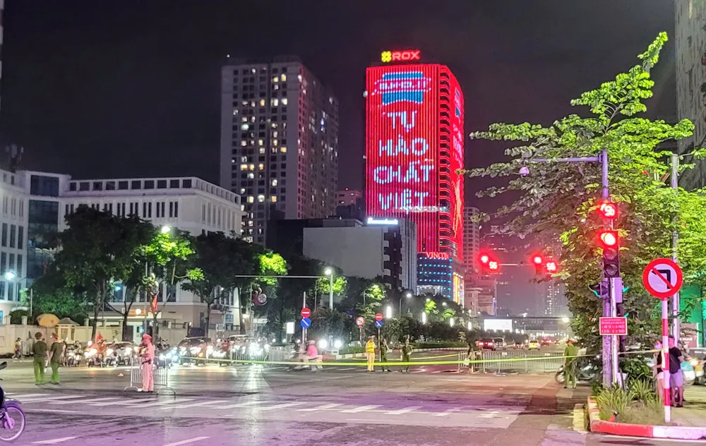 ផ្លូវ Giang Vo - Ngoc Khanh ត្រូវបានបិទតាំងពីម៉ោង 7:30 យប់ ដោយសារតែមានមនុស្សយ៉ាងច្រើនកកកុញចូលទៅក្នុងប្រសព្វ Kim Ma - Lieu Giai ។ រូបថត៖ QUOC KHANH Cấm đường 3.jpg
