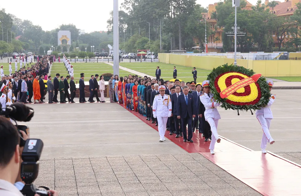 Lãnh đạo Đảng, Nhà nước cùng các đại biểu vào Lăng viếng Chủ tịch Hồ Chí Minh trước phiên khai mạc Kỳ họp thứ 10, Quốc hội khóa XV, sáng 20-10. Ảnh: QUANG PHÚC 3.jpg