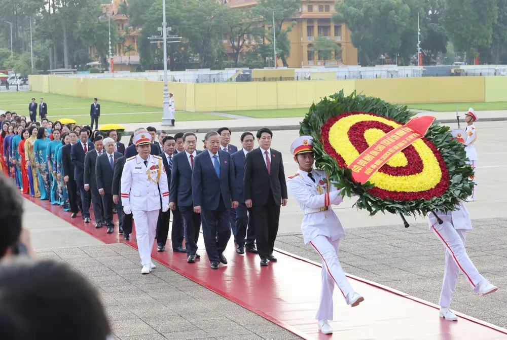 Lãnh đạo Đảng, Nhà nước cùng các đại biểu vào Lăng viếng Chủ tịch Hồ Chí Minh trước phiên khai mạc Kỳ họp thứ 10, Quốc hội khóa XV, sáng 20-10. Ảnh: QUANG PHÚC 4.jpg