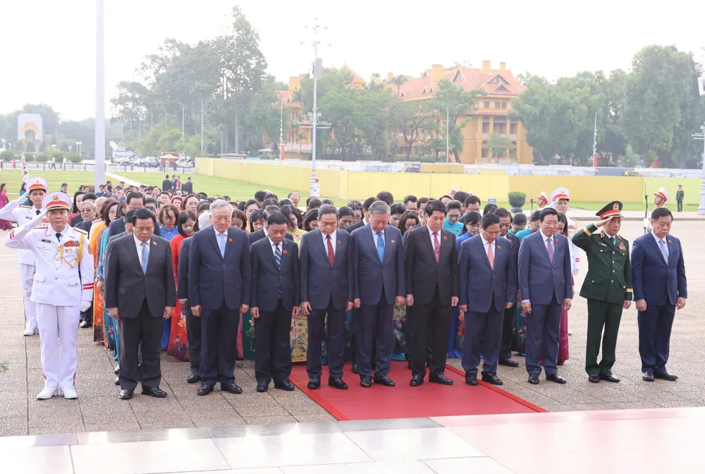Lãnh đạo Đảng, Nhà nước, cùng các đại biểu vào Lăng viếng Chủ tịch Hồ Chí Minh trước phiên khai mạc kỳ họp thứ 10, Quốc hội khóa XV, sáng 20-10. Ảnh: QUANG PHÚC 5.jpg