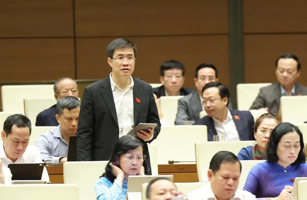 ĐB Hoàng Minh Hiếu phát biểu thảo luận. Ảnh: QUANG PHÚC hieu-nghe-an-9709-6313.jpg