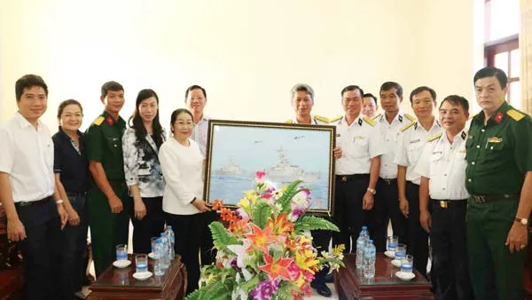 Thành ủy TPHCM thăm, tặng quà Vùng 5 Hải quân ảnh 1 Thành ủy TPHCM thăm, tặng quà Vùng 5 Hải quân ảnh 1