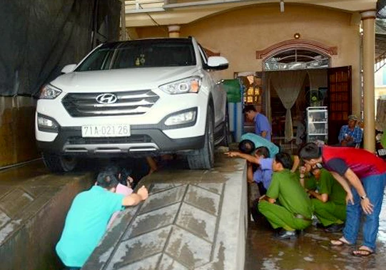 Lực lượng chức năng khám nghiệm chiếc xe gây tai nạn. Ảnh: THANH LIÊM