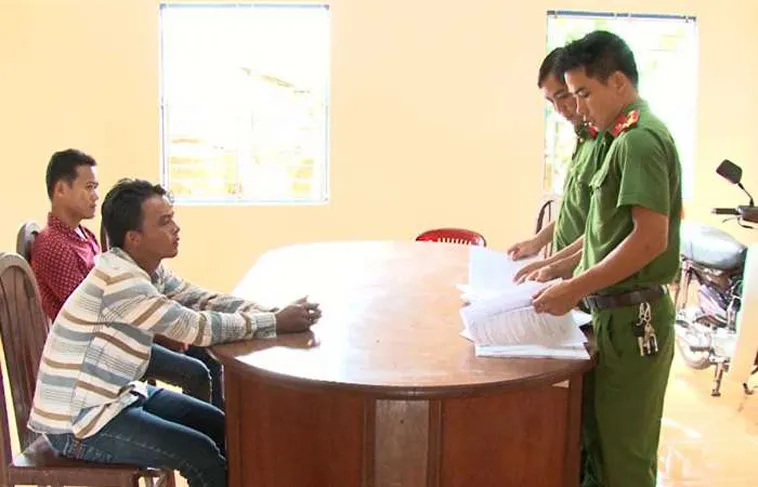 Cơ quan Công an lấy lời khai 2 đối tượng Dương và Peo. Ảnh: MINH LUÂN