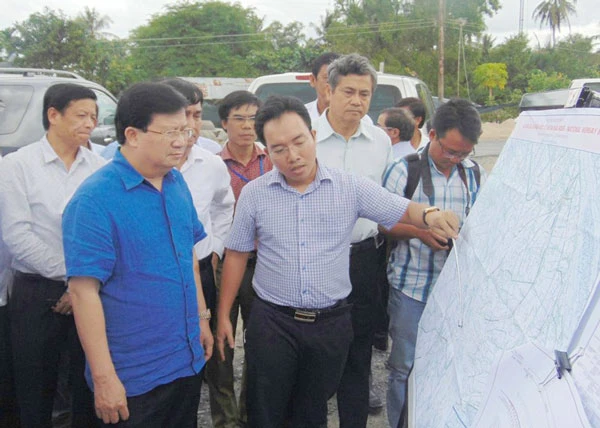 Phó Thủ tướng Trịnh Đình Dũng khảo sát vị trí xây dựng cầu Đại Ngãi ảnh 1 Phó Thủ tướng Trịnh Đình Dũng khảo sát vị trí xây dựng cầu Đại Ngãi ảnh 1