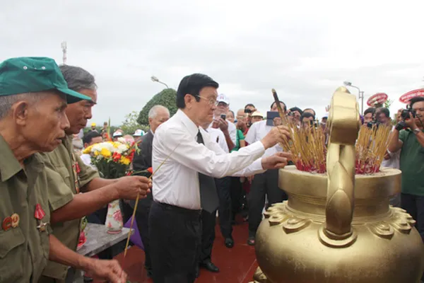 Đồng chí Trương Tấn Sang thắp hương tưởng niệm các liệt sĩ. Ảnh: VĨNH THUẬN
