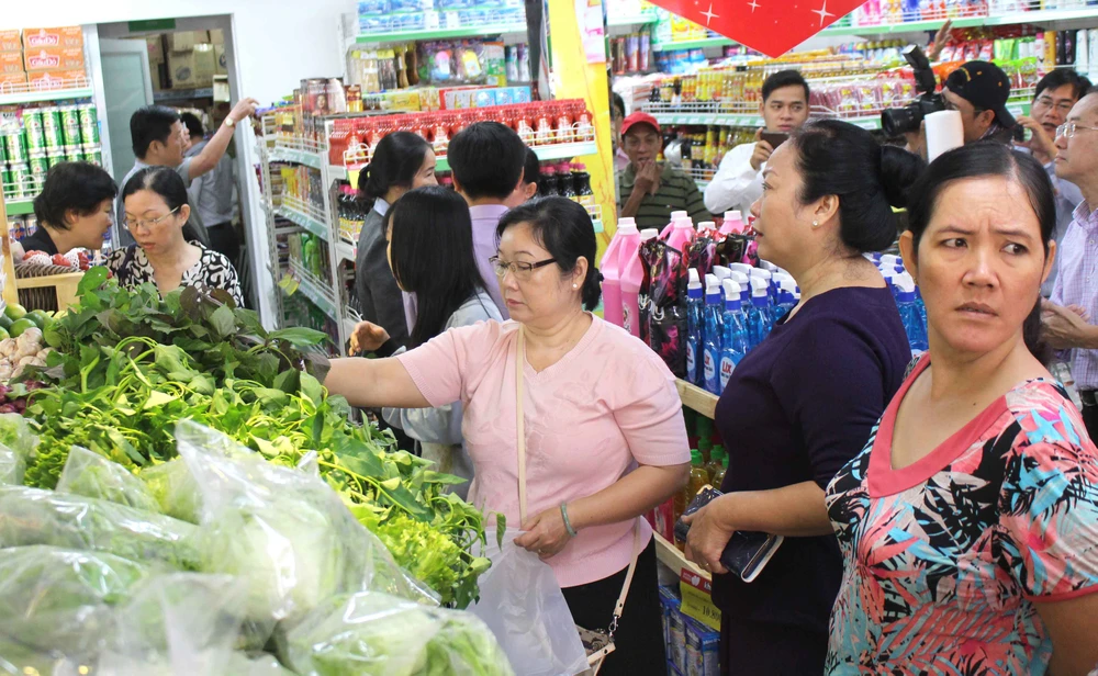 Người dân Cần Thơ tìm mua nông sản sạch tại cửa hàng cỉa Satrafood. Ảnh: PHAN THỊ