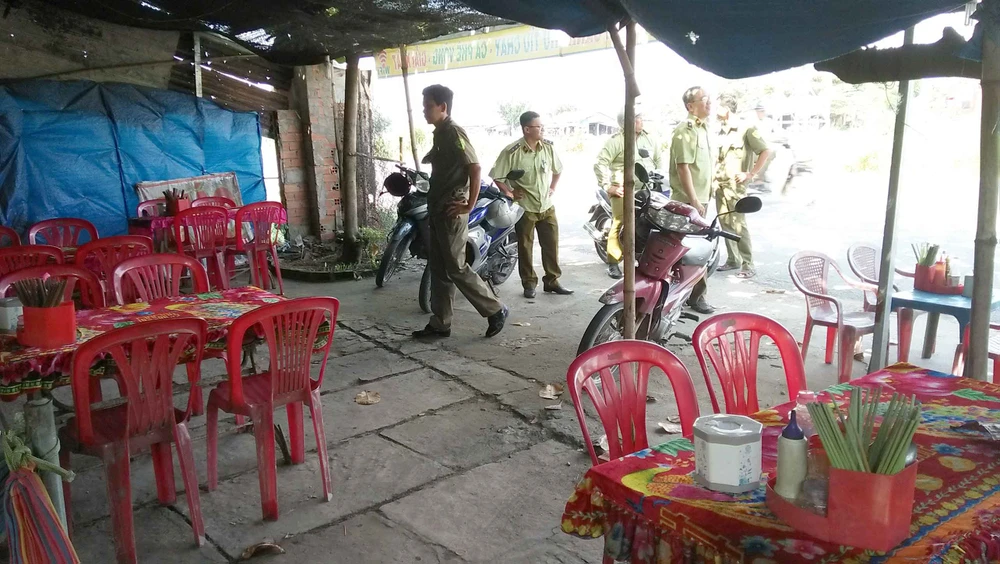 Lực lượng Quản lý thị trường kiểm tra quán cơm "chặt chém" sau khi báo chí phản ánh