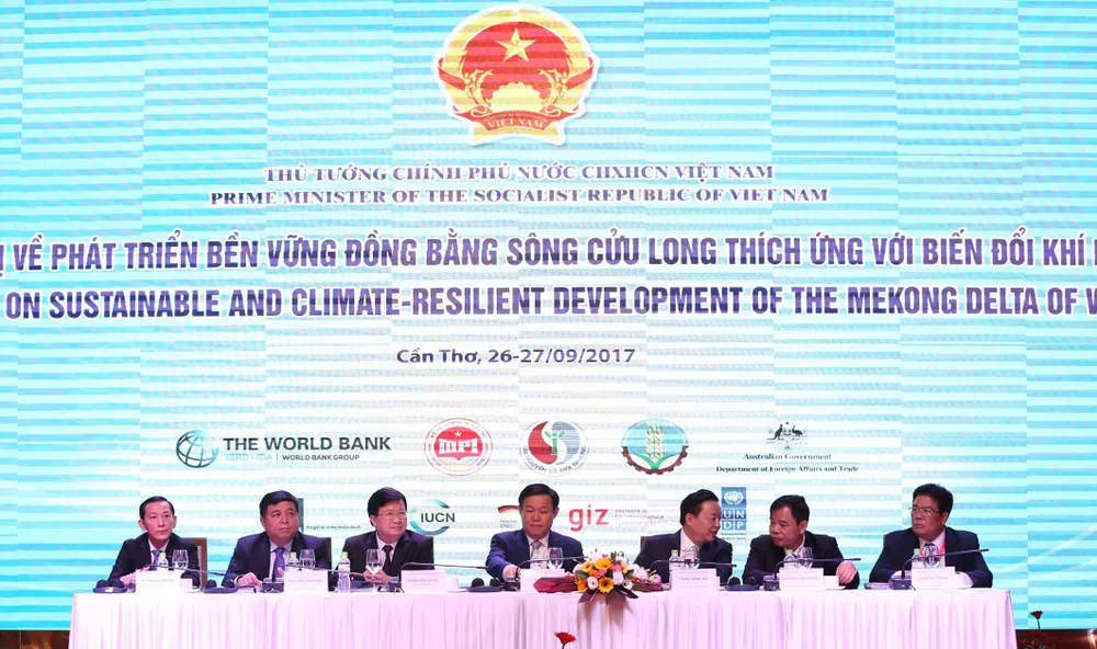 Lãnh đạo Chính phủ và các bộ, ngành trung ương tại phiên khai mạc Hội nghị. Ảnh: HÀM LUÔNG