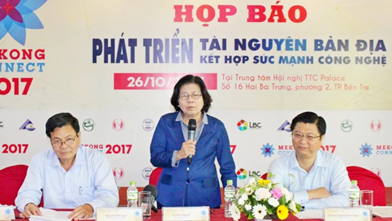 Các đại biểu tại buổi họp báo. Ảnh: PHAN THỊ