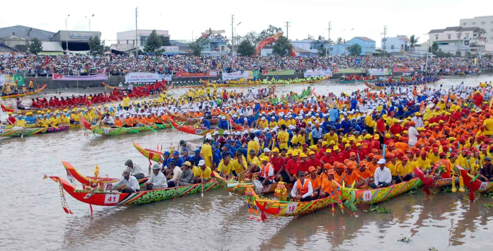 Đua ghe Ngo tại Lễ hội Oóc-Om-Bóc Sóc Trăng năm 2016