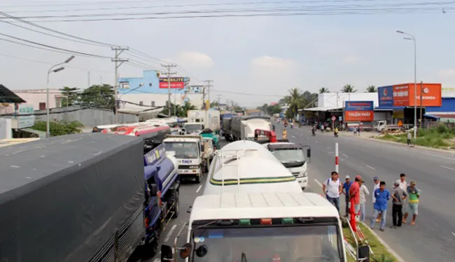 Tài xế căng băng rôn phản đối BOT Cần Thơ - Phụng Hiệp ảnh 1