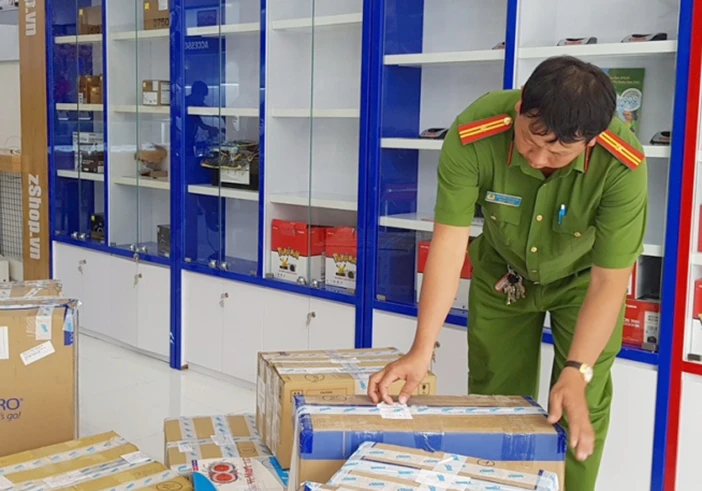 Công an tiến hành niêm phong hàng hóa tại zShop Cần Thơ. Ảnh: LÊ PHƯƠNG