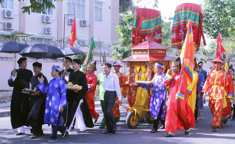 Nghi thức rước linh vị Thủ khoa Bùi Hữu Nghĩa từ Nam Nhã Đường về Khu Tưởng niệm để tiến hành lễ giỗ được thực hiện long trọng. Ảnh: LỆ THU