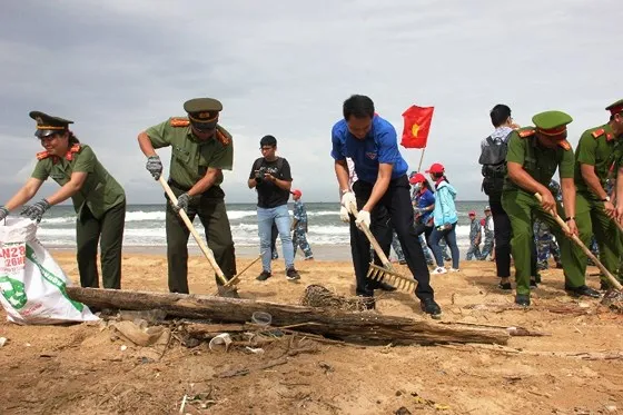Sôi nổi ra quân Chiến dịch “Hãy làm sạch biển” năm 2018  ảnh 1